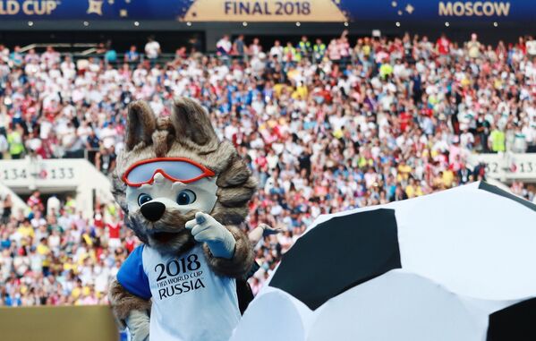 Талисман волк Забивака на церемонии закрытия чемпионата мира по футболу 2018 - Sputnik Абхазия