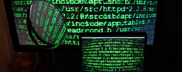 Строчки с цифрами на экранах компьютера и ноутбука. Строчки с цифрами на экранах компьютера и ноутбука. - Sputnik Абхазия