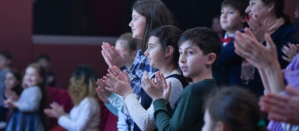 Дети во время спектакля в РУСДРАМе Дети во время спектакля в РУСДРАМе - Sputnik Абхазия
