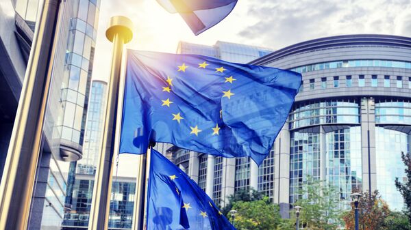 Флаги Евросоюза перед зданием Еврокомиссии в Брюсселе - Sputnik Аҧсны