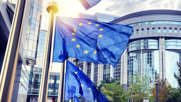 Флаги Евросоюза перед зданием Еврокомиссии в Брюсселе - Sputnik Аҧсны