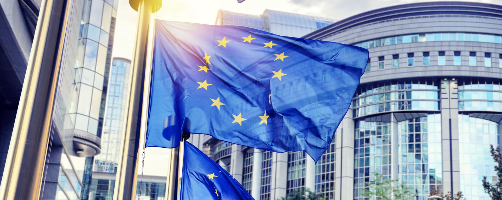 Флаги Евросоюза перед зданием Еврокомиссии в Брюсселе - Sputnik Аҧсны, 1920, 07.09.2022