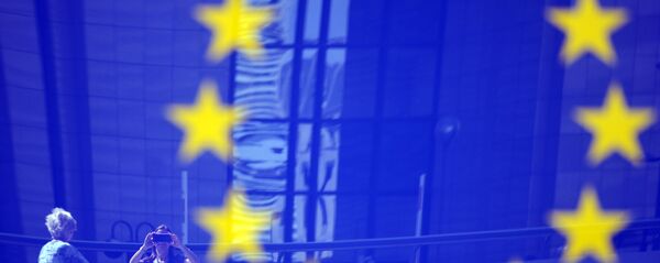 Туристы в отражении эмблемы ЕС Туристы в отражении эмблемы ЕС - Sputnik Абхазия