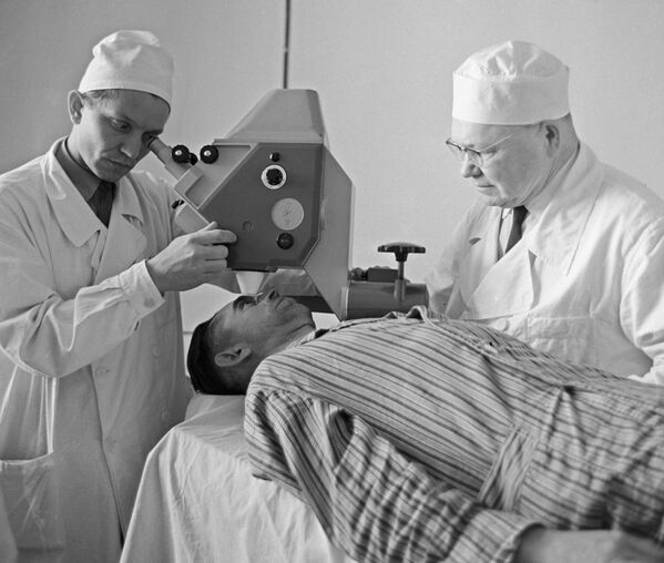 Хирурги проводят глазную операцию с помощью лазера в Клинике глазных болезней - Sputnik Абхазия