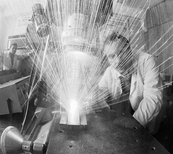 Сотрудники Института проблем материаловедения АН УССР делают отверстия в деталях композитов с помощью лазера - Sputnik Абхазия