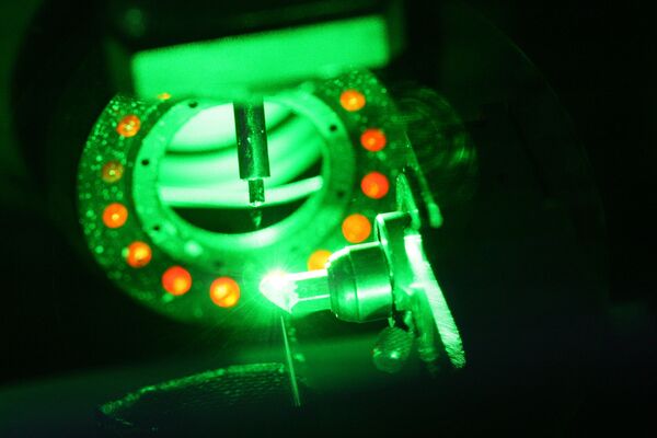 Операция лазерной распилки кристалла алмаза на Смоленском ювелирном заводе Кристалл - Sputnik Абхазия
