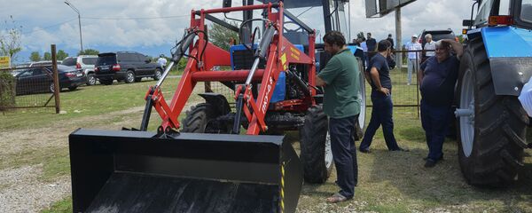 Передача Абхазии 190 единиц сельхозтехники и оборудования, 57 из которых тракторы от Министерства сельского хозяйства России состоялась в Гудауте в пятницу 20 июля. Передача Абхазии 190 единиц сельхозтехники и оборудования, 57 из которых тракторы от Министерства сельского хозяйства России состоялась в Гудауте в пятницу 20 июля. - Sputnik Абхазия