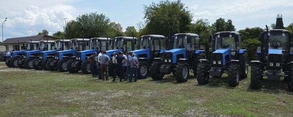 Передача Абхазии 190 единиц сельхозтехники и оборудования, 57 из которых тракторы от Министерства сельского хозяйства России состоялась в Гудауте в пятницу 20 июля. Передача Абхазии 190 единиц сельхозтехники и оборудования, 57 из которых тракторы от Министерства сельского хозяйства России состоялась в Гудауте в пятницу 20 июля. - Sputnik Абхазия