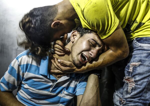 Палестинцы оплакивают двух подростков, случайно погибших в ходе израильского воздушного налета в Секторе Газа - Sputnik Абхазия