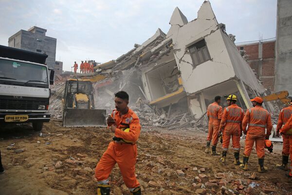 Спасатели работают на месте обрушения здания, Индия - Sputnik Абхазия
