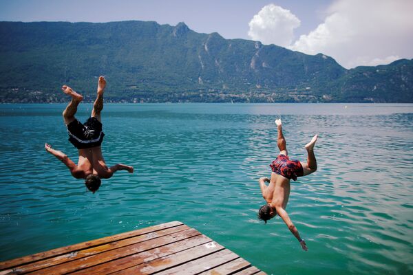 Мальчики прыгают в озеро Бурже, Франция - Sputnik Абхазия