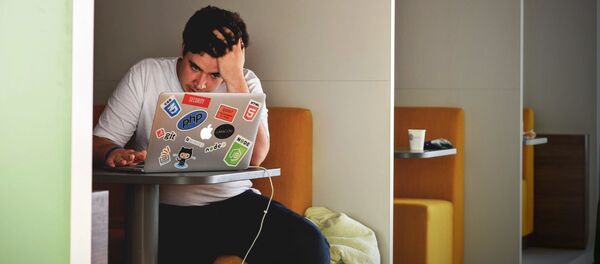 Парень за компьютером Парень за компьютером - Sputnik Абхазия