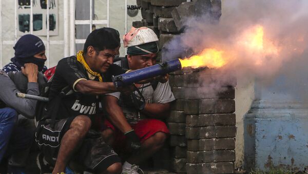 Антиправительственные демонстранты во время столкновений с полицией на баррикадах в городе Масая, Никарагуа - Sputnik Аҧсны