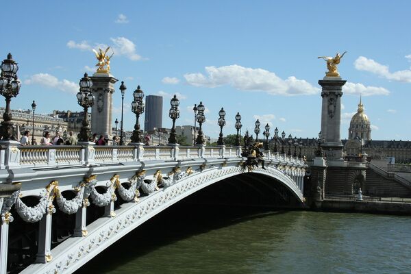 Приезжая в столицу Франции, туристы обязательно включают в программу посещения достопримечательностей мост Александра III в Париже. Это уникальное по своей красоте строение, украшенное диковинным орнаментом, ангелами, фантастическими животными, божественными девами, и прочим декором в жанре нового искусства - Sputnik Абхазия