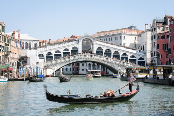 Мост Риальто смело можно назвать одним из символов Венеции. Размеры моста Риальто скромные: максимальная высота в центре — 7,5 метра, общая длина — 48 метров. А вот опора переправы впечатляет — 12 тысяч свай, забитых на дне Гранд-канала. Сегодня на мосту расположены сувенирные лавки - Sputnik Абхазия
