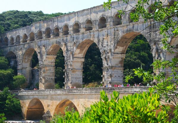 Пон-дю-Гар, самый высокий древнеримский мост-акведук Древнего Рима. Акведук  находится вдалеке от общепринятых туристических маршрутов, так что людей здесь бывает мало, а те, которые всё-таки оказываются около акведука — стараются запечатлеть его в памяти во всех подробностях. С 1985 года Пон-дю-Гар находится в списке Всемирного наследия ЮНЕСКО - Sputnik Абхазия