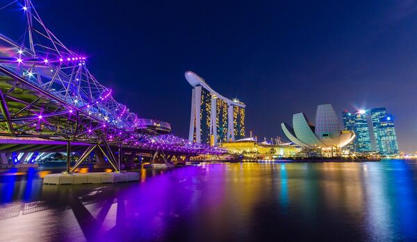 Мост Хеликс в Сингапуре считается одним из самых красивых мостов мира, чем привлекает множество туристов. Мост является уникальным,  спиралевидным , его дизайн  напоминает молекулу ДНК. Мост был одобрен строгими мастерами фен-шуй, он защищает от солнца и дождя, позволяет любоваться городом со смотровых площадок - Sputnik Абхазия