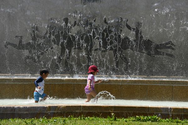 Дети играют в фонтане во время аномальной жары в Токио - Sputnik Абхазия