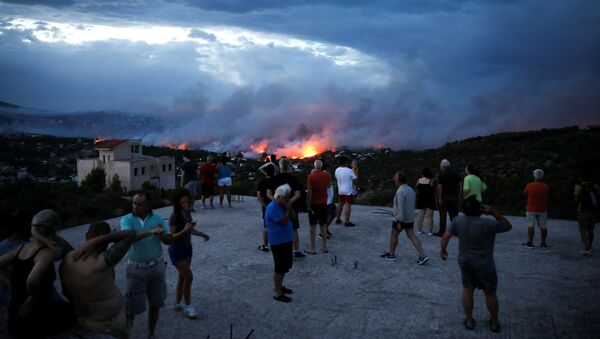 Люди наблюдают на распространением лесного пожара в греческом городе Рафина рядом с Афинами - Sputnik Аҧсны
