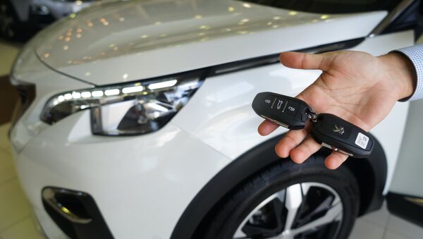 Сотрудник демонстрирует ключи от автомобиля Peugeot 5008 в автосалоне компании Юг-авто в Краснодарском крае. - Sputnik Абхазия