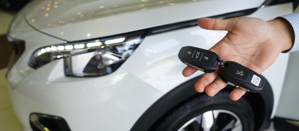 Сотрудник демонстрирует ключи от автомобиля Peugeot 5008 в автосалоне компании Юг-авто в Краснодарском крае. Сотрудник демонстрирует ключи от автомобиля Peugeot 5008 в автосалоне компании Юг-авто в Краснодарском крае. - Sputnik Абхазия