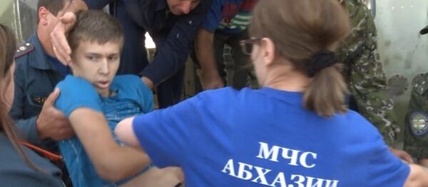 Спасатели МЧС доставляют в столицу раненого юношу Спасатели МЧС доставляют в столицу раненого юношу - Sputnik Абхазия