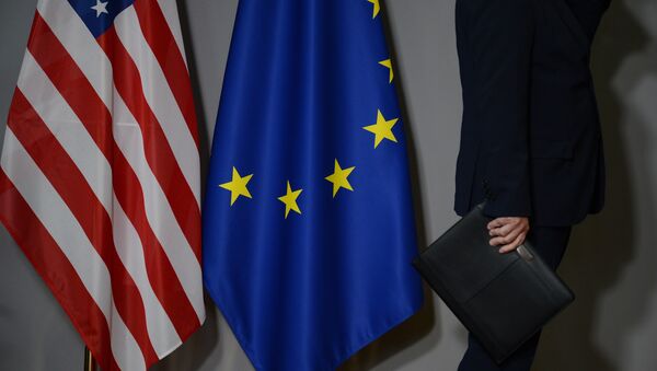 Флаги США и Европейского совета в Брюсселе. - Sputnik Абхазия