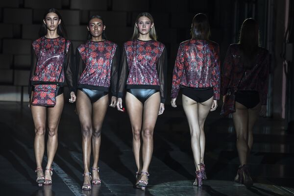 Модели демонстрируют творения испанского дизайнера Custo Barcelona на показе в рамках Недели моды в Колумбии - Sputnik Абхазия