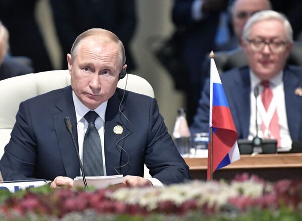 Президент РФ Владимир Путин во время встречи лидеров БРИКС в узком составе - Sputnik Абхазия