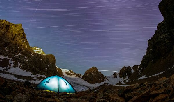 Метеоритный и звездный дождь, снятый на долгой выдержке в горах Тянь-Шань в Казахстане - Sputnik Абхазия