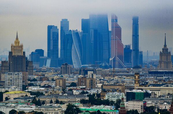 Небоскребы делового центра Москва-сити. Слева: высотное здание министерства иностранных дел РФ - Sputnik Абхазия