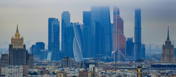 Небоскребы делового центра Москва-сити. Слева: высотное здание министерства иностранных дел РФ - Sputnik Абхазия
