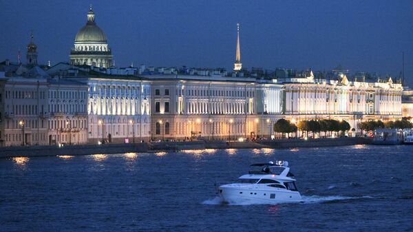 Экскурсия на катере в половину первого ночи напротив Дворцовой набережной в Санкт-Петербурге в период белых ночей - Sputnik Аҧсны
