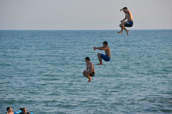 Парни прыгают в море - Sputnik Абхазия