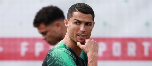 Игрок сборной Португалии по футболу Криштиану Роналду Игрок сборной Португалии по футболу Криштиану Роналду - Sputnik Абхазия