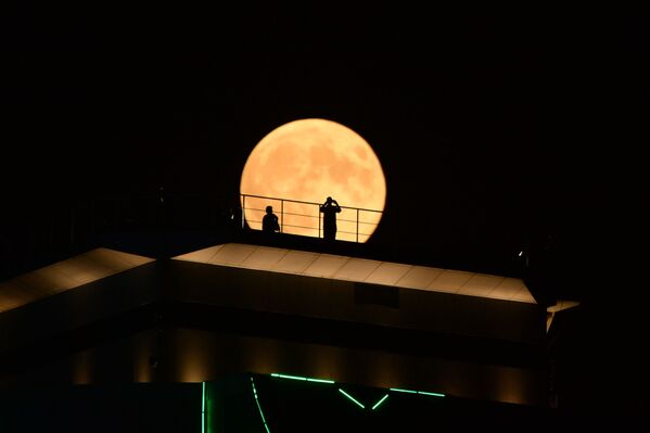 Луна во время затмения на фоне здания высотного комплекса Грозный сити в Грозном - Sputnik Абхазия