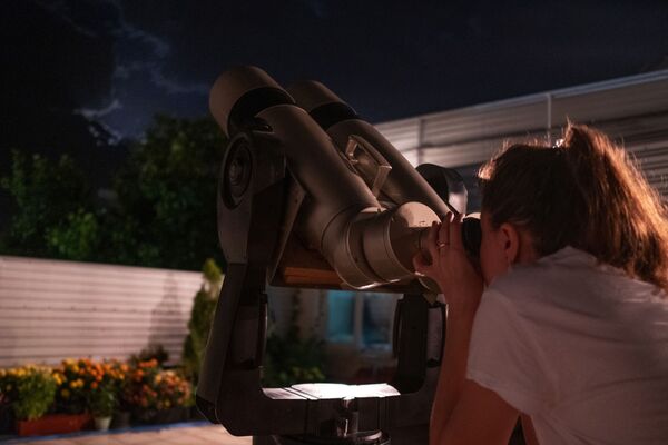 Девушка наблюдает за полным лунным затмением из обсерватории Кубанского Государственного университета - Sputnik Абхазия