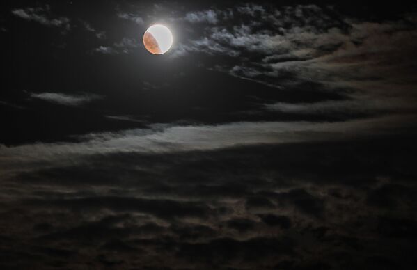 Луна во время затмения над мысом Меганом в Крыму - Sputnik Абхазия