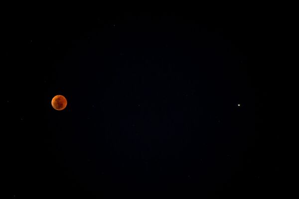 Луна во время затмения над Сочи - Sputnik Абхазия