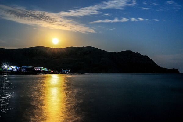 Луна во время затмения над мысом Меганом в Крыму - Sputnik Абхазия