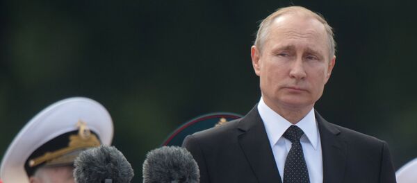 Президент РФ В. Путин принимает участие в торжествах по случаю Дня ВМФ РФ Президент РФ В. Путин принимает участие в торжествах по случаю Дня ВМФ РФ - Sputnik Абхазия
