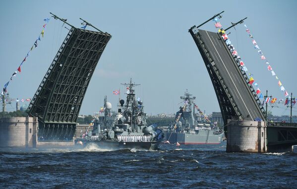 Корабли проходят под разведенным Дворцовым мостом на главном военно-морском параде в Санкт-Петербурге в честь Дня Военно-Морского Флота России - Sputnik Абхазия