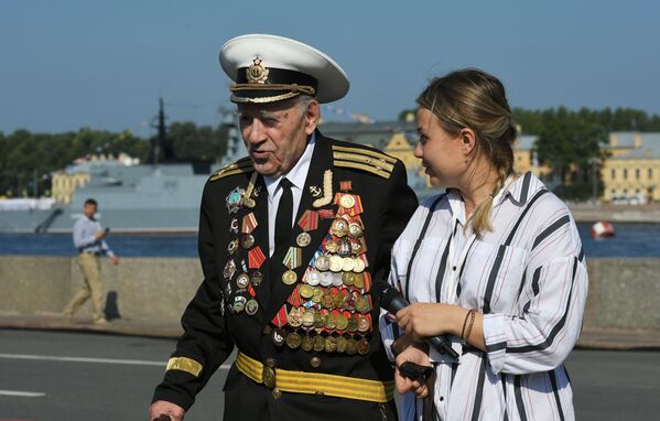 Ветеран перед началом главного военно-морского парада в Санкт-Петербурге в честь Дня Военно-Морского Флота России - Sputnik Абхазия