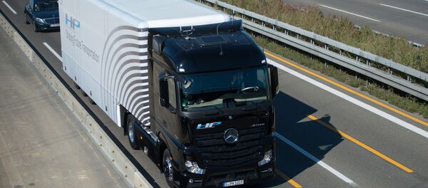 Грузовик компании Mercedes-Benz Грузовик компании Mercedes-Benz - Sputnik Абхазия