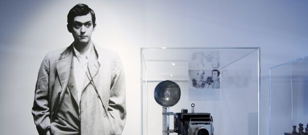 Выставка Стэнли Кубрик - Внутри разума кинорежиссера слева на фоне портрет Стэнли Кубрика Выставка Стэнли Кубрик - Внутри разума кинорежиссера слева на фоне портрет Стэнли Кубрика - Sputnik Абхазия