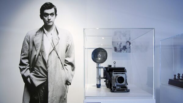 Выставка Стэнли Кубрик - Внутри разума кинорежиссера слева на фоне портрет Стэнли Кубрика - Sputnik Абхазия
