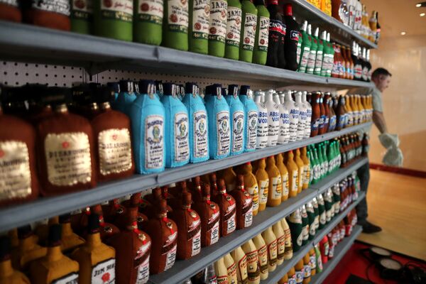 Бутылки алкоголя из войлока в супермаркете-инсталляции британской художницы Люси Спарроу в Лос-Анджелесе, США - Sputnik Абхазия
