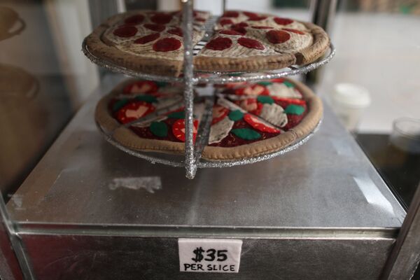Пицца из войлока в супермаркете-инсталляции британской художницы Люси Спарроу в Лос-Анджелесе, США - Sputnik Абхазия