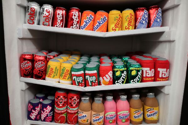 Холодильник с газировкой из войлока в супермаркете-инсталляции британской художницы Люси Спарроу в Лос-Анджелесе, США - Sputnik Абхазия