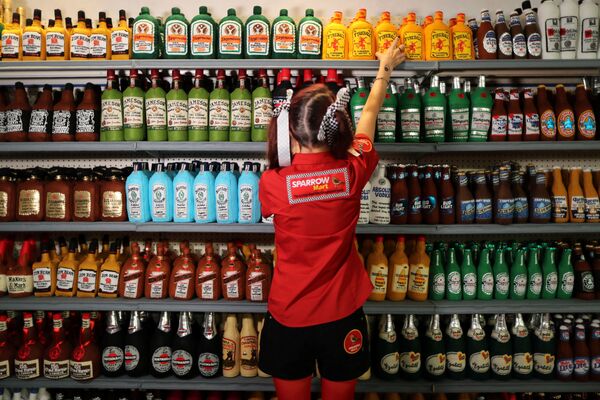 Британская художница Люси Спарроу поправляет бутылки алкоголя на полках в своем супермаркете-инсталляции, где все сделано из войлока, в Лос-Анджелесе, США - Sputnik Абхазия